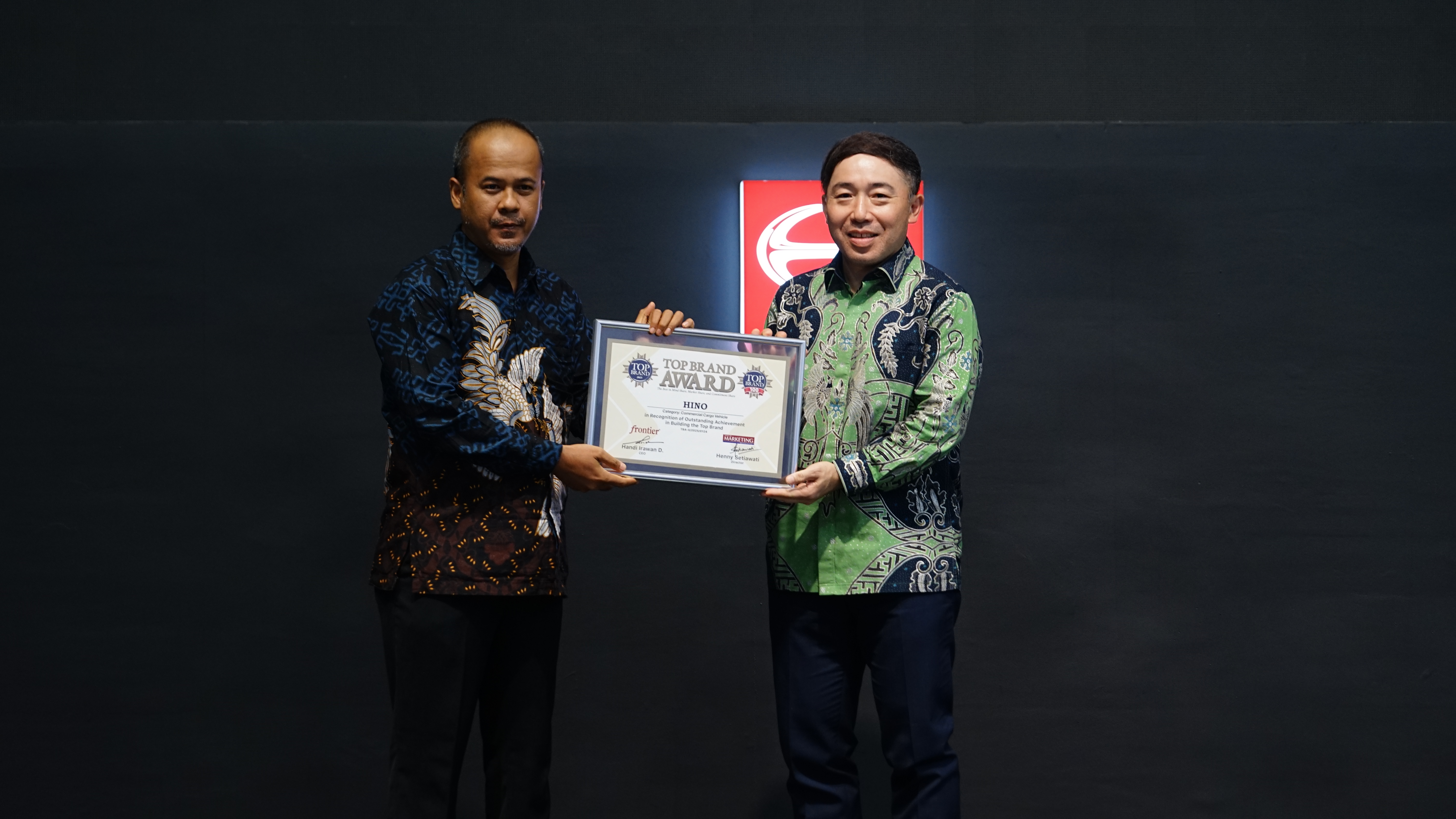Di GIIAS Hino Raih Top Brand Award 2025 Bukti Kepercayaan Konsumen Selama 8 Tahun Berturut-Turut