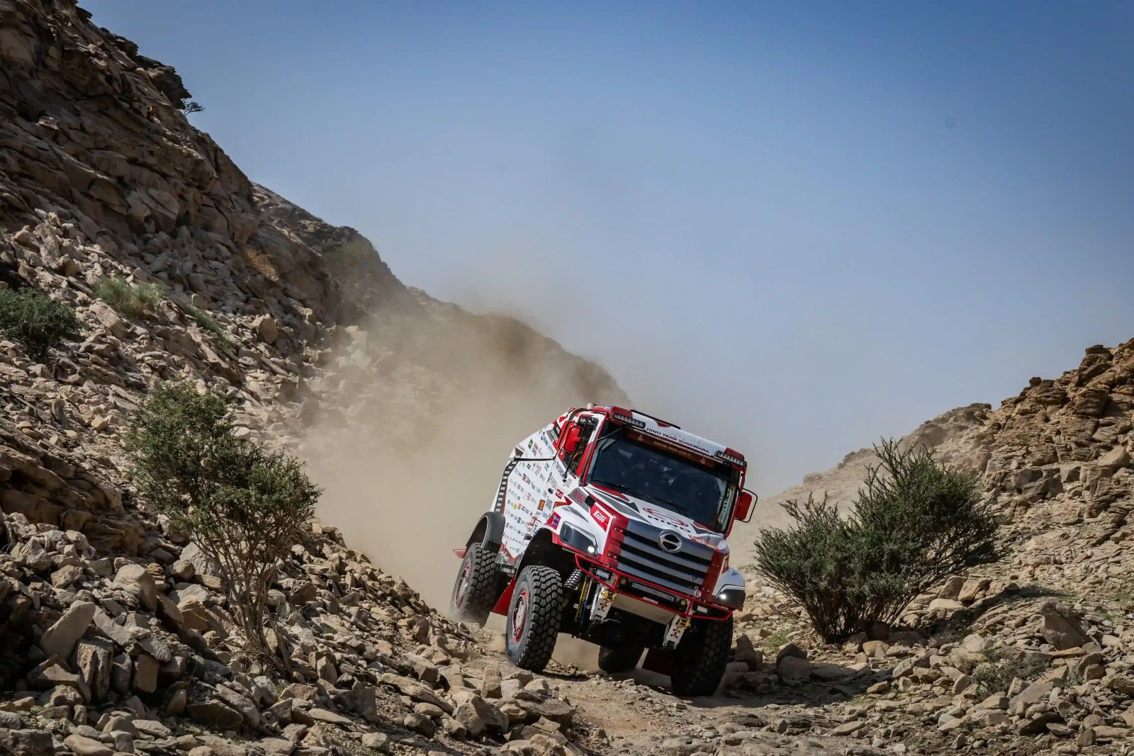 Uji Ketahanan di Dakar Rally 2026, Truk Medium Duty Hino Tunjukkan Performa Andal